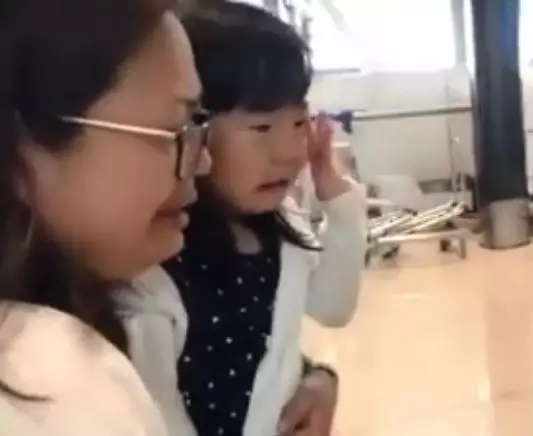 幫傭姐姐工作期滿要回印尼...女童機場「崩潰大哭送行」網友跟著爆淚:已經是家人了!