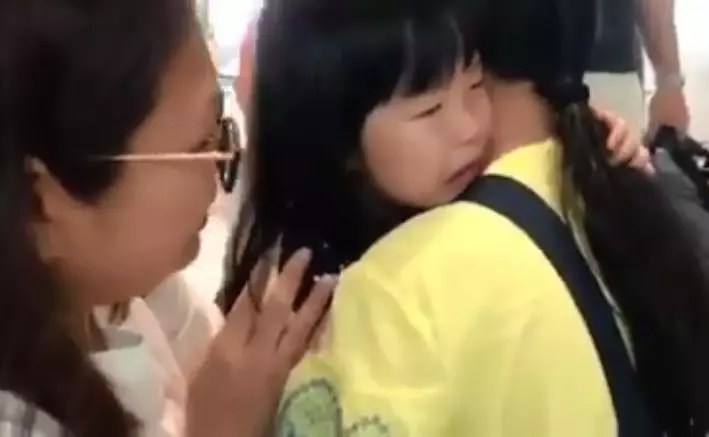 幫傭姐姐工作期滿要回印尼...女童機場「崩潰大哭送行」網友跟著爆淚:已經是家人了!
