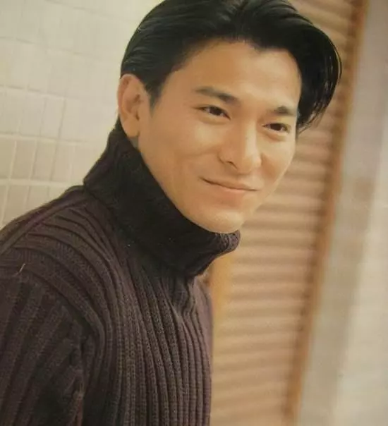 他結婚時劉德華給他當伴郎,落魄時華仔幫助他,卻反說華仔「不是人」,如今落得這樣的下場!!