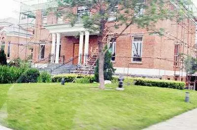 他結婚時劉德華給他當伴郎,落魄時華仔幫助他,卻反說華仔「不是人」,如今落得這樣的下場!!