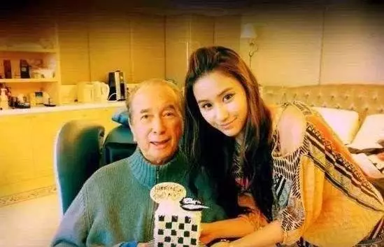 賭王最美千金到貴州做義工,懶理家族爭產,情願陪貧困兒童玩遊戲!
