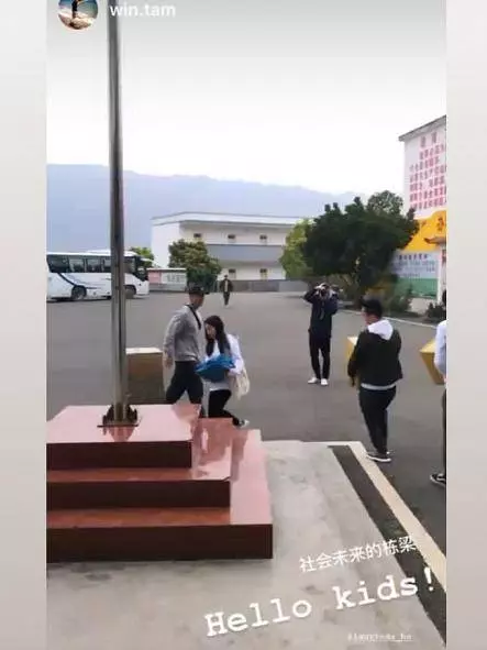 賭王最美千金到貴州做義工,懶理家族爭產,情願陪貧困兒童玩遊戲!