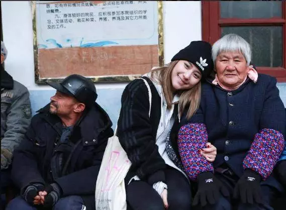 賭王最美千金到貴州做義工,懶理家族爭產,情願陪貧困兒童玩遊戲!