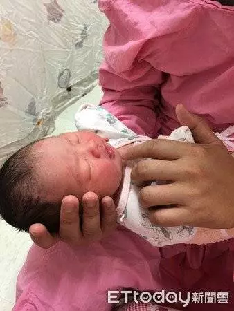 狗狗離世前,媽媽請它投胎來當小孩續前緣,2年後妹妹來報到,媽媽一看:我知道它回來了
