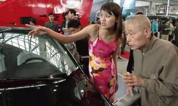 「髒兮兮的農夫」來到汽車展,客服人員沒有理他,櫃檯小姐熱情招待,讓農夫一口氣買了「8台車」!