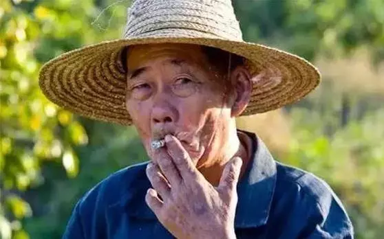 「髒兮兮的農夫」來到汽車展,客服人員沒有理他,櫃檯小姐熱情招待,讓農夫一口氣買了「8台車」!