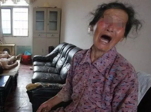 女子新婚夜去世,婆婆嫌晦氣連夜火化,弄完回家,推開門情緒失控