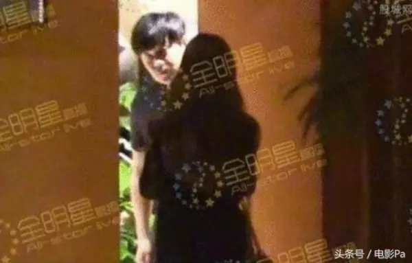 夫妻兩人曾被爆料是同性戀!娛樂圈的這5對夫妻,早就各玩各的了...!