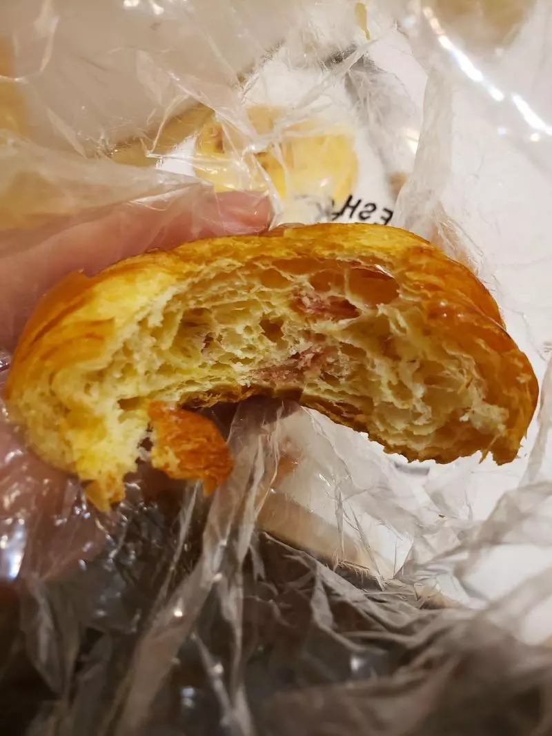 買了「火腿可頌」卻找不到火腿 他定睛一看很無奈:師傅刀工世界級的…