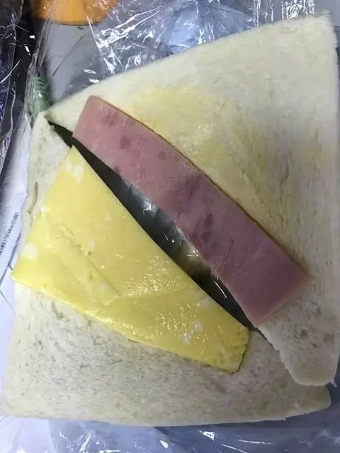 買了「火腿可頌」卻找不到火腿 他定睛一看很無奈:師傅刀工世界級的…