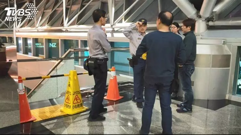 狠夫桃園機場「公主抱扔妻下樓」全場嚇翻 警方出面「起底他的身分」岳父淚喊:永不原諒他