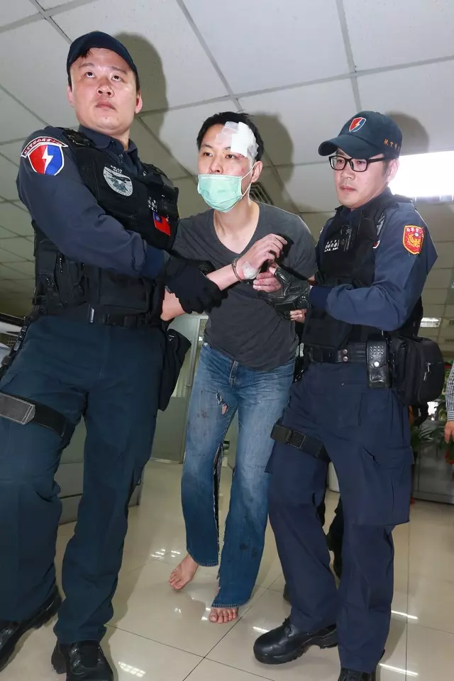 狠夫桃園機場「公主抱扔妻下樓」全場嚇翻 警方出面「起底他的身分」岳父淚喊:永不原諒他