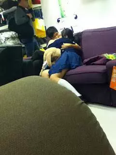 【現在的00後在幹嘛?】小學生在IKEA 親密行為根本把路人嚇壞!網友:「現在的小孩比大人還...