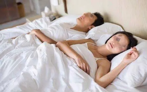自從和他同居後,他就開始早出晚歸,一天半夜醒來一摸被子,我決定這輩子非他不嫁