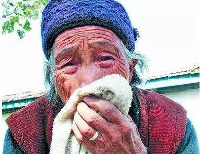 媽媽是乞丐,女兒不讓媽媽來婚禮,媽媽穿金戴銀的來了,女兒蒙了