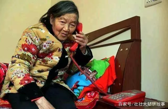母親進城來看我,妻子熱情招待,看了眼桌上螃蟹,我含淚送走母親