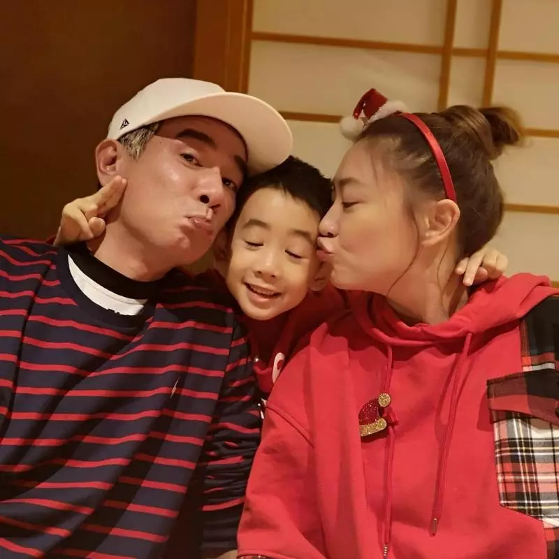 Jasper有妹妹了?應采兒「挺凸肚飄孕味」走紅毯 甜勾陳小春「拍照當下一個動作」全場驚:真的有了