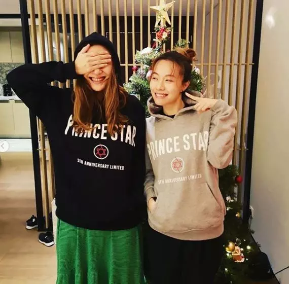 Jasper有妹妹了?應采兒「挺凸肚飄孕味」走紅毯 甜勾陳小春「拍照當下一個動作」全場驚:真的有了
