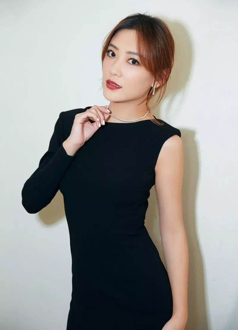 Jasper有妹妹了?應采兒「挺凸肚飄孕味」走紅毯 甜勾陳小春「拍照當下一個動作」全場驚:真的有了