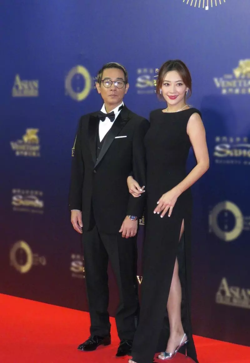 Jasper有妹妹了?應采兒「挺凸肚飄孕味」走紅毯 甜勾陳小春「拍照當下一個動作」全場驚:真的有了