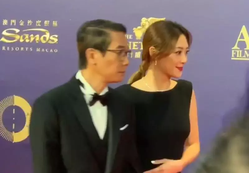 Jasper有妹妹了?應采兒「挺凸肚飄孕味」走紅毯 甜勾陳小春「拍照當下一個動作」全場驚:真的有了