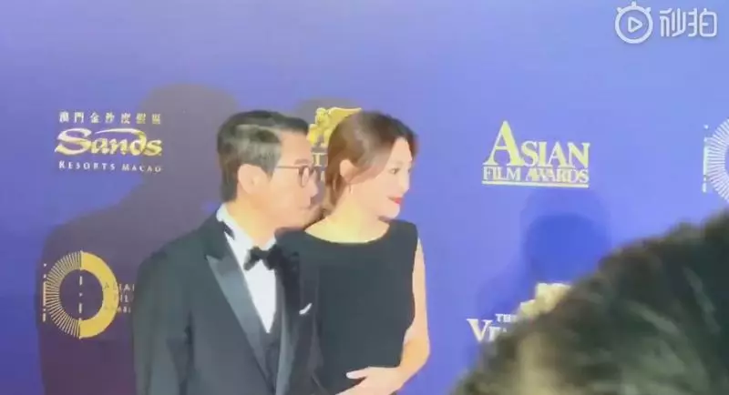 Jasper有妹妹了?應采兒「挺凸肚飄孕味」走紅毯 甜勾陳小春「拍照當下一個動作」全場驚:真的有了