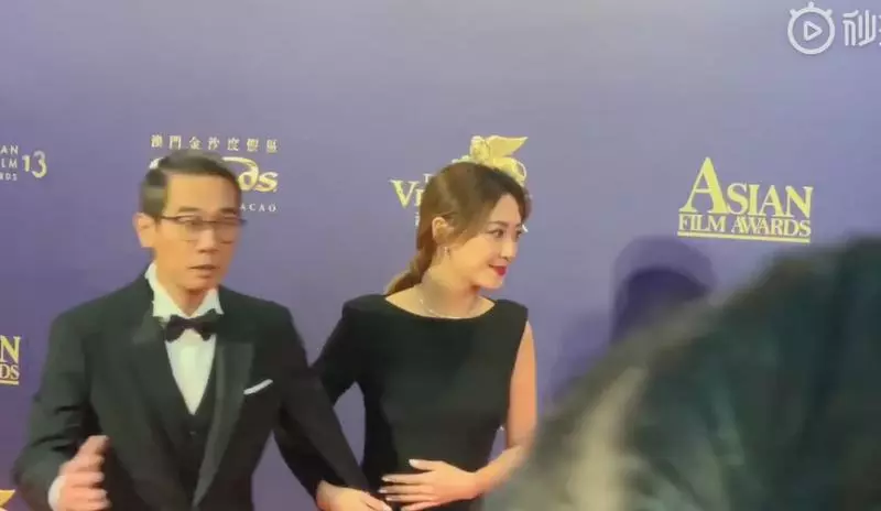 Jasper有妹妹了?應采兒「挺凸肚飄孕味」走紅毯 甜勾陳小春「拍照當下一個動作」全場驚:真的有了