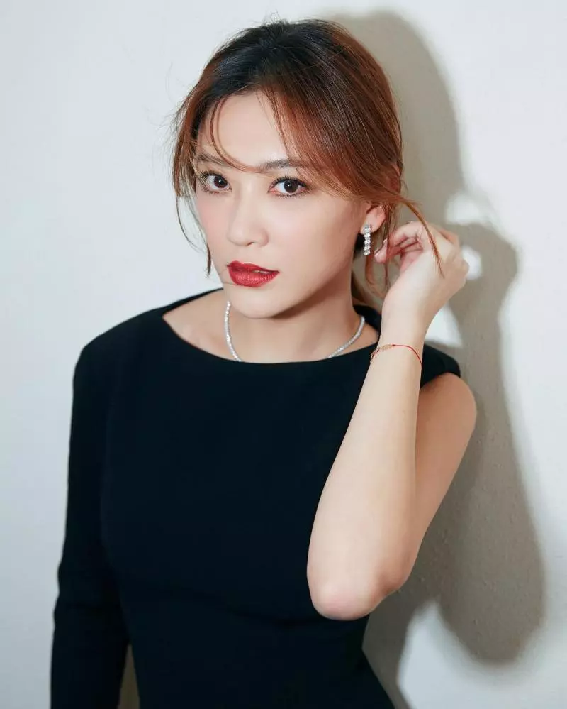 Jasper有妹妹了?應采兒「挺凸肚飄孕味」走紅毯 甜勾陳小春「拍照當下一個動作」全場驚:真的有了