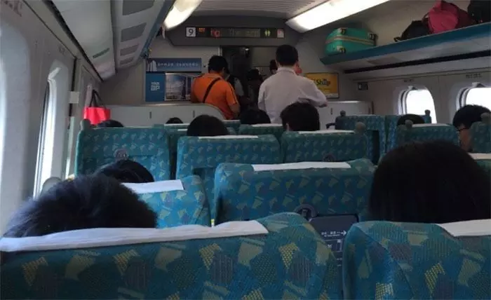 大嬸硬佔自強號座位還說「年輕站一下不會怎樣」,她怒回「四點」直接打臉讓對方知道錯在哪裡!
