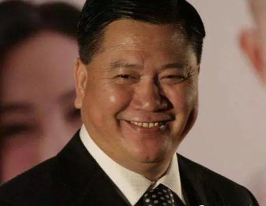 61歲萬梓良近況,因患病昔日老大形象全無,最擔心小16歲愛妻!