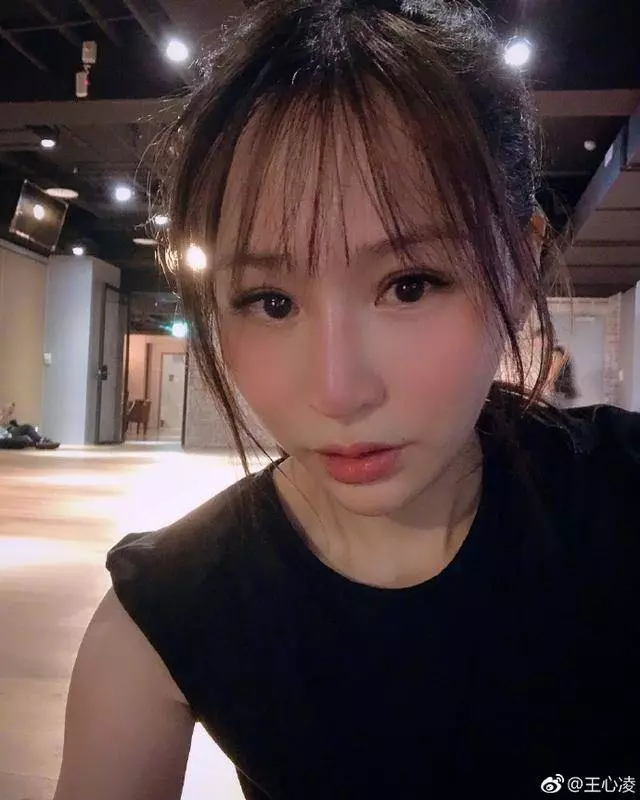 王心凌近照又變樣,臉部越整越僵,如今還撞臉劉嘉玲,簡直一言難盡,網友:還我當初那個甜心教主~