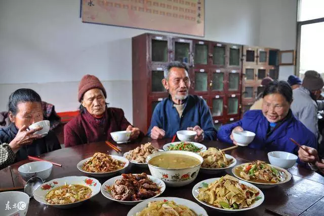 女兒生日姐姐給我拿六千,閨蜜給我看段錄像後,我當眾打了丈夫