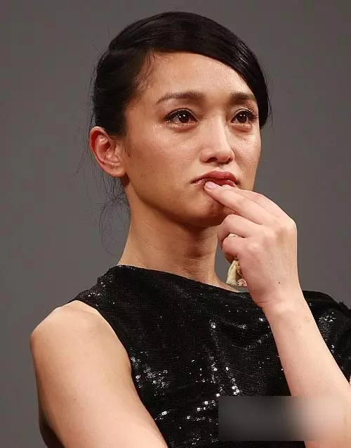 趙薇、周迅、楊冪被扇耳光吭都不敢吭一聲,唯獨她,讓打她的人當夜斃命!