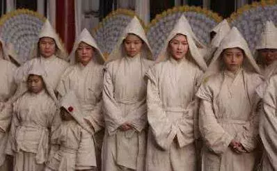 母親葬禮,一個陌生女子跪了三天,卻不開口!直到母親下葬,才發現女子身份的秘密!