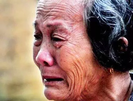 母親葬禮,一個陌生女子跪了三天,卻不開口!直到母親下葬,才發現女子身份的秘密!