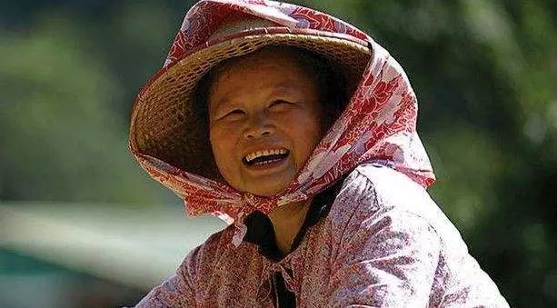 母親葬禮,一個陌生女子跪了三天,卻不開口!直到母親下葬,才發現女子身份的秘密!