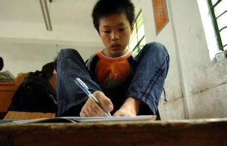 拾荒老人收養殘疾男孩,男孩是天才,父母來認別有居心