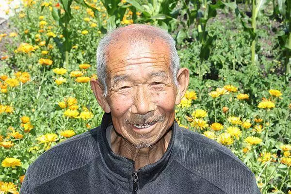 拾荒老人收養殘疾男孩,男孩是天才,父母來認別有居心