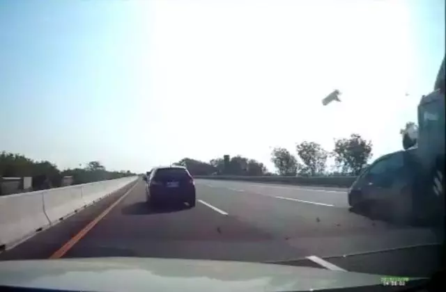 驚悚照片曝光 情侶吵架釀2死7傷車禍