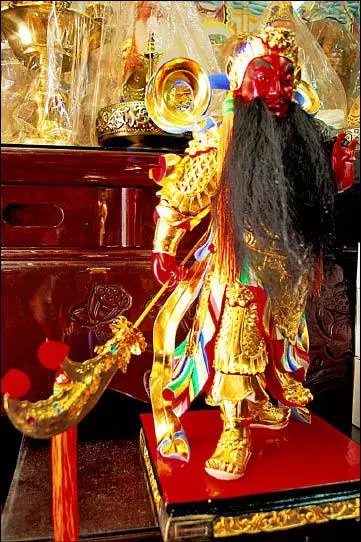 被鬼抓頭!鐵齒男卡到陰「關公霸氣顯靈」 平安符突發光「關老爺秒出手救他 」