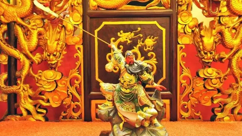 被鬼抓頭!鐵齒男卡到陰「關公霸氣顯靈」 平安符突發光「關老爺秒出手救他 」