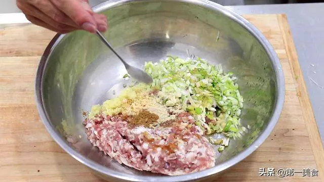 廚師長教你在家就能做香噴噴的鍋貼,一鍋都不夠吃,上桌吃精光