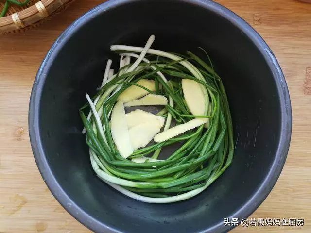教你用電飯鍋做手撕雞,不加水不加油,簡單易學,好吃到舔手指