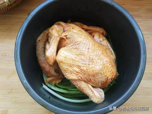 教你用電飯鍋做手撕雞,不加水不加油,簡單易學,好吃到舔手指