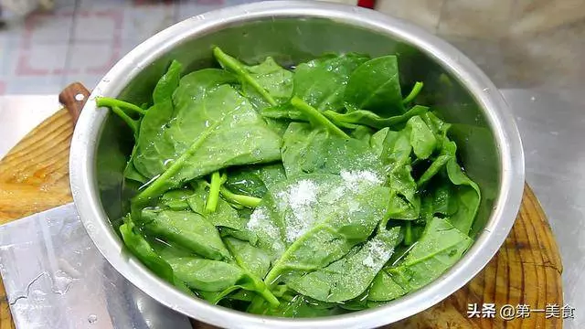 青菜怎樣炒翠綠不變色,大廚分享一個小技巧,比飯店做的還要好吃