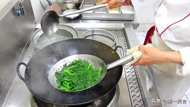 青菜怎樣炒翠綠不變色,大廚分享一個小技巧,比飯店做的還要好吃