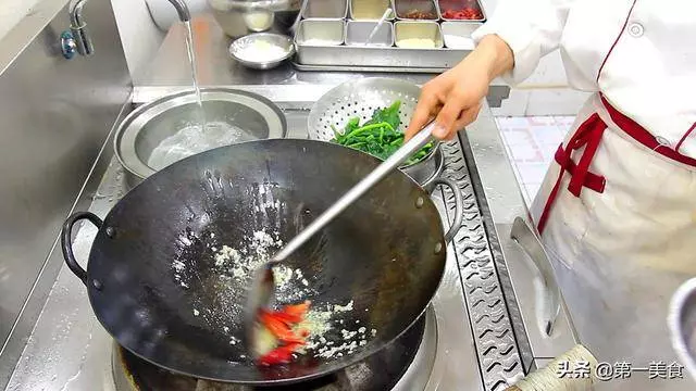 青菜怎樣炒翠綠不變色,大廚分享一個小技巧,比飯店做的還要好吃