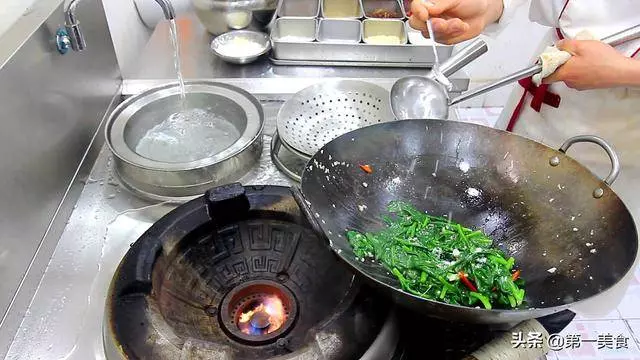 青菜怎樣炒翠綠不變色,大廚分享一個小技巧,比飯店做的還要好吃