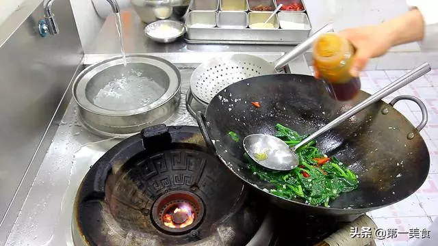 青菜怎樣炒翠綠不變色,大廚分享一個小技巧,比飯店做的還要好吃
