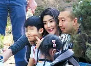 46歲陳慧琳全家近照,老公父親雙隱富豪,兒子竟入平民學校!